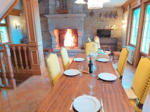 ห้องอาหารหรือที่รับประทานอาหารของ Breton granite stone house with fantastic sea views