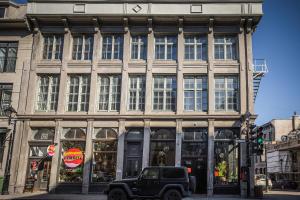 a truck parked in front of a large building at Le 402 in Montreal