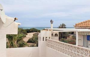 een balkon met uitzicht op de oceaan bij Beautiful Home In Gran Alacant With Wifi in Gran Alacant