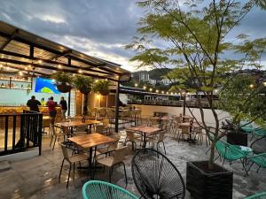 a restaurant with tables and chairs on a patio at HOTEL 9.5 SAN FERNANDO in Cali
