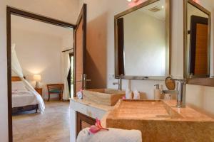 baño con lavabo y espejo grande en Villa Lumba-Lumba1, en Umeanyar