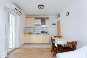 Kuchyň nebo kuchyňský kout v ubytování Apartments Anica J