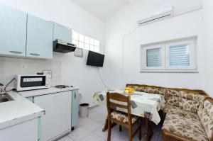 Kuchyň nebo kuchyňský kout v ubytování Apartments Anica J