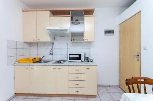 Kuchyň nebo kuchyňský kout v ubytování Apartments Anica J