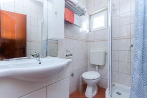 Koupelna v ubytování Apartments Anica J