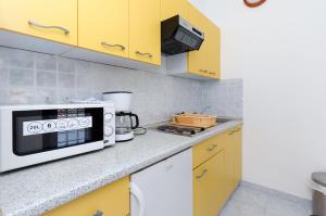 Kuchyň nebo kuchyňský kout v ubytování Apartments Anica J