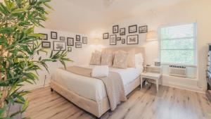 ein Schlafzimmer mit großem Bett und Fenster in der Unterkunft 1 mile from UAB Hospitals Amenities Galore And King Bed in Birmingham