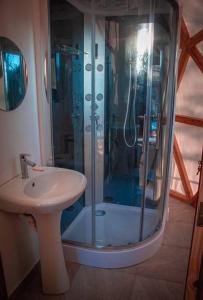 ein Bad mit einer Dusche und einem Waschbecken in der Unterkunft Domo glamping con vista al Obelisco 