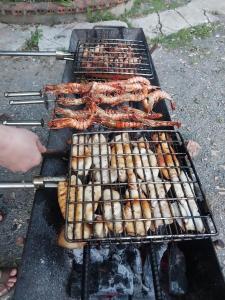 ein paar verschiedene Arten von Essen auf einem Grill in der Unterkunft Trang An Passion Homestay in Ninh Bình