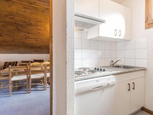 Kuchyňa alebo kuchynka v ubytovaní Appartement Les Allues-Méribel, 2 pièces, 7 personnes - FR-1-355-38