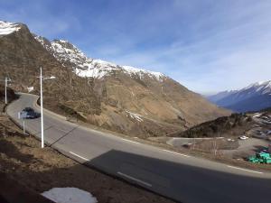 une voiture roulant sur une route dans les montagnes dans l'établissement Appartement T2 pour 6 avec balcon et équipements complets, proche navette à Piau-Engaly - FR-1-457-314, à Aragnouet 3 autres photos