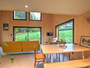 un salon avec un canapé jaune et une table dans l'établissement Chalet Neuf à Morzine : 4 pers, 75m², Terrasse, Proche Centre, Wifi, Parking - FR-1-524-113, à Morzine