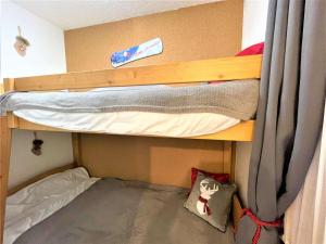 een kamer met 2 stapelbedden en een kussen bij Appartement La Salle-les-Alpes, 1 pièce, 4 personnes - FR-1-330F-208 in La Salle Les Alpes