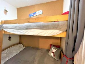 Pokój z 2 łóżkami piętrowymi i poduszką w obiekcie Studio pratique avec coin montagne à La Salle-les-Alpes, parking privatif - FR-1-330F-208 w mieście La Salle-les-Alpes