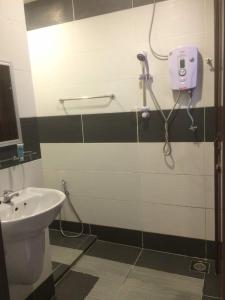 金馬崙高原的住宿－采爾馬特酒店，一间带卫生间和水槽的浴室