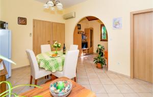 Kuchyň nebo kuchyňský kout v ubytování Two-Bedroom Apartment In Necujam