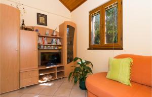TV a/nebo společenská místnost v ubytování Two-Bedroom Apartment In Necujam