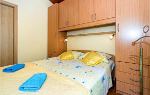 Postel nebo postele na pokoji v ubytování Two-Bedroom Apartment In Necujam