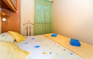 Postel nebo postele na pokoji v ubytování Two-Bedroom Apartment In Necujam