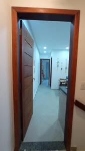 una puerta que conduce a una habitación con pasillo en Apartamento Maresia, en Morro de São Paulo
