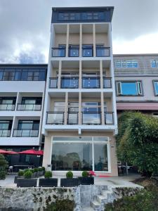 an apartment building with a large window at 畔山民宿 in Zhonghe