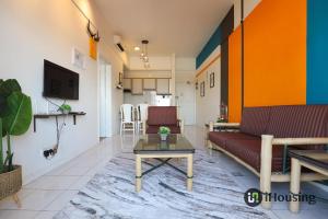 Mahkota Jonker Street Melaka By I Housing في ميلاكا: غرفة معيشة مع أريكة وطاولة
