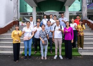 een groep mensen die op trappen voor een gebouw staan bij Khách Sạn Bông Sen in Vị Thanh