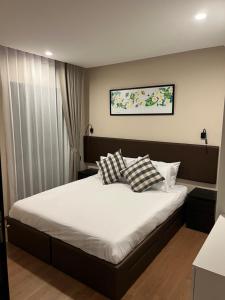 sypialnia z łóżkiem z 2 poduszkami w obiekcie Seaside vacation w mieście Rawai Beach