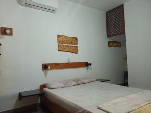 Habitación con cama y cartel en la pared en Bungalows Maneyros en Gualeguaychú