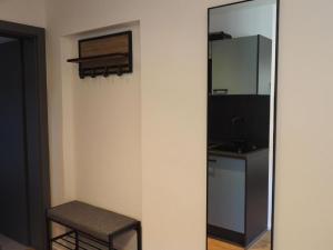 uno specchio nell'angolo di una stanza con uno sgabello di Leni's Mountain Appartements a Dienten am Hochkönig
