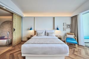 Postel nebo postele na pokoji v ubytování Royal Avila Boutique Resort