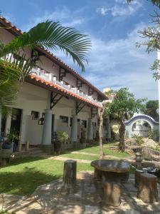 een binnenplaats van een huis met een tafel en bomen bij DYNASTY MUINE RESORT in Ấp Thiện Phước