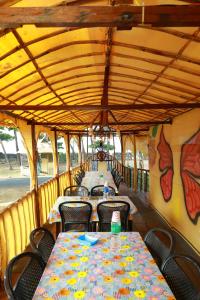 uma fila de mesas e cadeiras num restaurante em Relax Beach Inn em Cherai Beach