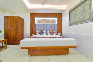 Un pat sau paturi într-o cameră la FabHotel Royal King