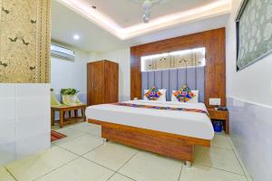ein Schlafzimmer mit einem großen Bett in einem Zimmer in der Unterkunft FabHotel Royal King in Ahmedabad