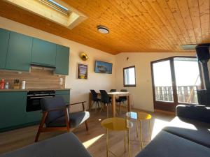 Zdjęcie z galerii obiektu Cozy 2 bedroom apartment in ski resort, panoramic lake view w mieście Thollon-les-Mémises