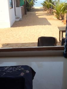 uma vista para a praia a partir de um quarto com uma mesa e cadeiras em Gajananstay Beach facing Rooms Indians only em Gokarn