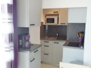 Appartement Marseillan-Plage, 2 pièces, 4 personnes - FR-1-387-65にあるキッチンまたは簡易キッチン