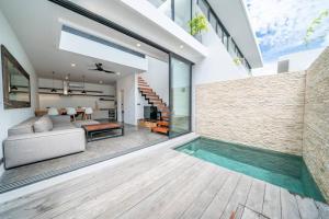 un salon décloisonné avec une piscine et une maison dans l'établissement Loft Berawa 3 - Stunning 1-bdr luxury loft in Great Location !, à Canggu