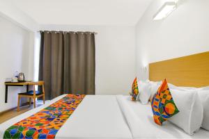 Postel nebo postele na pokoji v ubytování FabHotel Infinity Stays
