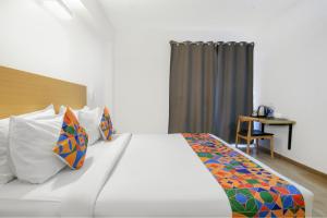 Postel nebo postele na pokoji v ubytování FabHotel Infinity Stays
