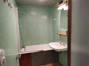 een badkamer met een wastafel, een bad en een douche bij Grand studio lumineux pour 6 pers, centre station, proche pistes - FR-1-404-342 in La Mongie +10 foto's