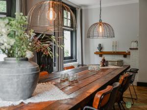 - une grande table en bois dans une chambre avec des chaises dans l'établissement Modern Villa near Forest in Leende, à Schaft