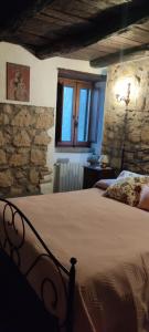 Postel nebo postele na pokoji v ubytování LA CHASCONA DI FARNESE casa di tufo nel borgo