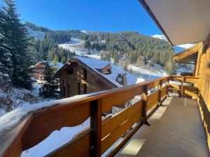 Meribel Centre La Chaudanne - ski in and out apartment - 3 bedrooms - 1 min to main ski lifts and 5 min to center of Meribel - newly renovated in Oct 2023 - Chalet l'Épervière في ميريبيل: شرفة مطلة على نزل التزلج