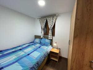 niewielka sypialnia z łóżkiem i oknem w obiekcie Vila Vlajić 2020 w mieście Gornje Pale