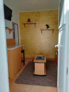 Zimmer mit einer Küche mit einem Tisch und einer Theke in der Unterkunft Sobica in Sremska Kamenica