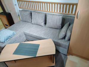 ein Wohnzimmer mit einem Sofa und einem Tisch in der Unterkunft Sobica in Sremska Kamenica