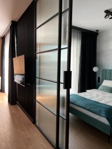 sypialnia z łóżkiem i szklaną ścianą w obiekcie Apartament Rzeszów w mieście Rzeszów