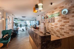 a bar in a restaurant with a brick wall at Apple Hotel Times Square in George Town